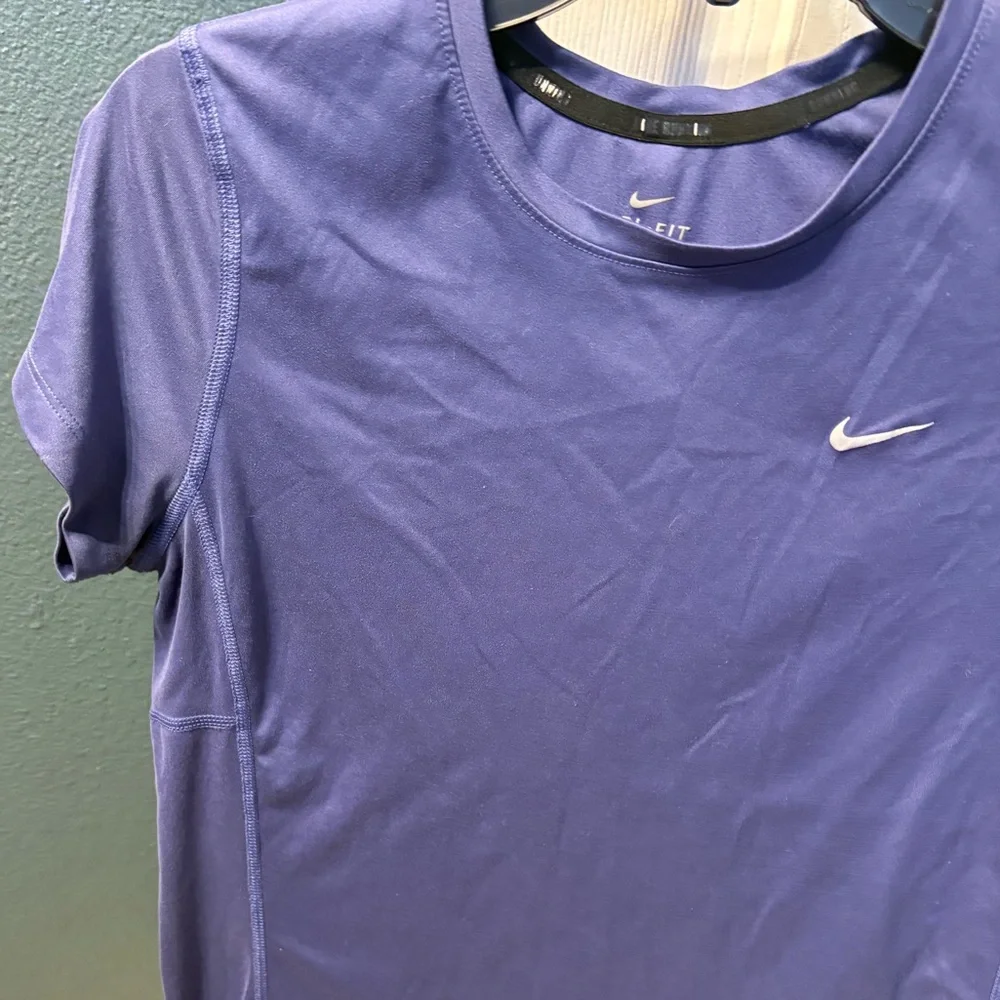 🔴10/$10! Nike Dri Fit Tee - Picture 3 of 4
